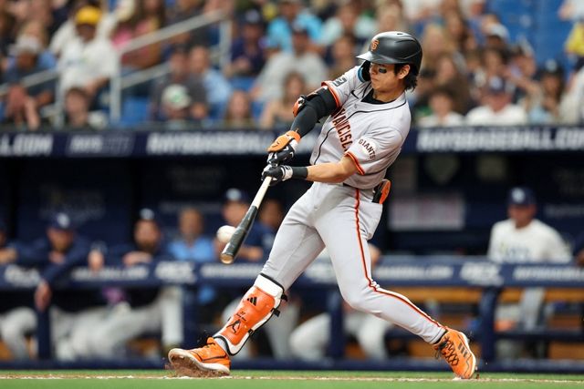 샌프란시스코 자이언츠 외야수 이정후가 14일 미국 플로리다주 세인트피터스버그에 위치한 트로피카나필드에서 열린 2024 미국프로야구 메이저리그 탬파베이 레이스와의 원정경기에 1번타자 겸 중견수로 선발 출전, 5타수 1안타 1득점을 기록했다. 이정후는 시속 106.5마일에 달하는 빠른 타구를 선보이며 2루타를 쳤고, 9일 워싱턴 내셔널스전 2루타 이후 5일 만에 장타를 생산했다. 다만 시즌 타율과 출루율은 0.250에서 0.246으로, 0.305에서 0.297로 소폭 하락했다. 장타율은 0.327에서 0.333으로 올랐다. 이날 경기 세 번째 타석에서 탬파베이 선발 라이언 페피엇으로부터 2루타를 때리고 있는 이정후. USA투데이스포츠 연합뉴스