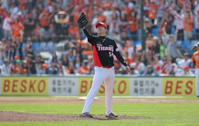 13일 대전 한화생명이글스파크에서 열린 2024 신한 SOL Bank KBO리그 KIA 타이거즈와 한화 이글스의 경기, KIA가 한화의 추격을 뿌리치고 11대9로 진땀승을 거두며 5연승을 질주했다. KIA 선발투수 양현종은 6이닝 8K 2실점 호투로 시즌 첫 승을 챙겼다. KIA 타이거즈