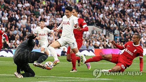 잉글리시 프리미어리그 토트넘 홋스퍼 공격수 손흥민이 13일 영국 뉴캐슬 세인트 제임스 파크에서 열린 2023-2024 프리미어리그 뉴캐슬 유나이티드와의 원정 경기에서 후반 13분 교체아웃됐다. 올시즌 가장 짧은 출전 시간이다. 토트넘은 이날 0-4로 참패했다. 5위로 미끄러지면서 손흥민은 챔피언스리그 티켓은 물론 득점왕과 도웅왕 타이틀 레이스에도 노란불이 켜졌다. 토트넘은 향후 맨시티, 아스널, 리버풀, 첼시 등 빅6 중 4팀과 격돌하게 된다. 연합뉴스