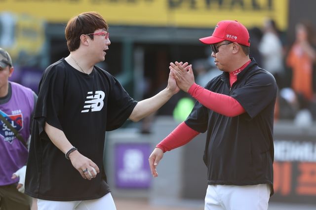 13일 대전 한화생명이글스파크에서 열린 2024 신한 SOL Bank KBO리그 KIA 타이거즈와 한화 이글스의 경기, KIA가 한화의 추격을 뿌리치고 11대9로 진땀승을 거두며 5연승을 질주했다. 승리 후 KIA 양현종과 이범호 감독이 하이파이브를 하고 있다. KIA 타이거즈