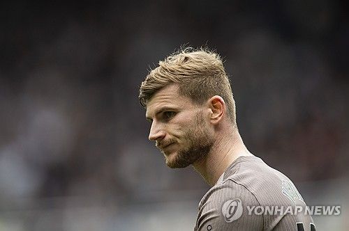 잉글리시 프리미어리그 토트넘 홋스퍼 공격수 손흥민이 13일 영국 뉴캐슬 세인트 제임스 파크에서 열린 2023-2024 프리미어리그 뉴캐슬 유나이티드와의 원정 경기에서 후반 13분 교체아웃됐다. 올시즌 가장 짧은 출전 시간이다. 토트넘은 이날 0-4로 참패했다. 5위로 미끄러지면서 손흥민은 챔피언스리그 티켓은 물론 득점왕과 도웅왕 타이틀 레이스에도 노란불이 켜졌다. 토트넘은 향후 맨시티, 아스널, 리버풀, 첼시 등 빅6 중 4팀과 격돌하게 된다. 연합뉴스