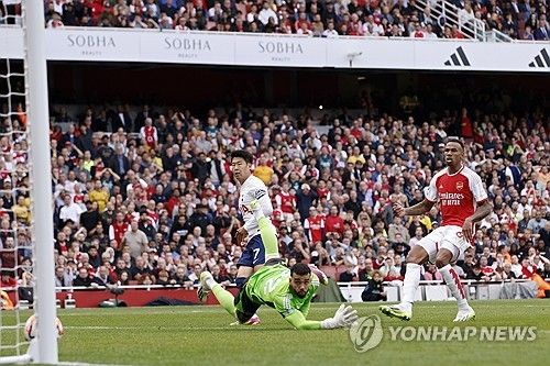 잉글리시 프리미어리그 토트넘 홋스퍼 공격수 손흥민이 13일 영국 뉴캐슬 세인트 제임스 파크에서 열린 2023-2024 프리미어리그 뉴캐슬 유나이티드와의 원정 경기에서 후반 13분 교체아웃됐다. 올시즌 가장 짧은 출전 시간이다. 토트넘은 이날 0-4로 참패했다. 5위로 미끄러지면서 손흥민은 챔피언스리그 티켓은 물론 득점왕과 도웅왕 타이틀 레이스에도 노란불이 켜졌다. 토트넘은 향후 맨시티, 아스널, 리버풀, 첼시 등 빅6 중 4팀과 격돌하게 된다. 연합뉴스