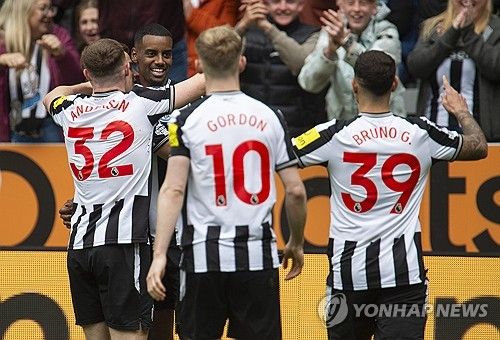 잉글리시 프리미어리그 토트넘 홋스퍼 공격수 손흥민이 13일 영국 뉴캐슬 세인트 제임스 파크에서 열린 2023-2024 프리미어리그 뉴캐슬 유나이티드와의 원정 경기에서 후반 13분 교체아웃됐다. 올시즌 가장 짧은 출전 시간이다. 토트넘은 이날 0-4로 참패했다. 5위로 미끄러지면서 손흥민은 챔피언스리그 티켓은 물론 득점왕과 도웅왕 타이틀 레이스에도 노란불이 켜졌다. 토트넘은 향후 맨시티, 아스널, 리버풀, 첼시 등 빅6 중 4팀과 격돌하게 된다. 연합뉴스