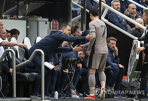 잉글리시 프리미어리그 토트넘 홋스퍼 공격수 손흥민이 13일 영국 뉴캐슬 세인트 제임스 파크에서 열린 2023-2024 프리미어리그 뉴캐슬 유나이티드와의 원정 경기에서 후반 13분 교체아웃됐다. 올시즌 가장 짧은 출전 시간이다. 토트넘은 이날 0-4로 참패했다. 5위로 미끄러지면서 손흥민은 챔피언스리그 티켓은 물론 득점왕과 도웅왕 타이틀 레이스에도 노란불이 켜졌다. 토트넘은 향후 맨시티, 아스널, 리버풀, 첼시 등 빅6 중 4팀과 격돌하게 된다. 연합뉴스