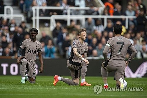 잉글리시 프리미어리그 토트넘 홋스퍼 공격수 손흥민이 13일 영국 뉴캐슬 세인트 제임스 파크에서 열린 2023-2024 프리미어리그 뉴캐슬 유나이티드와의 원정 경기에서 후반 13분 교체아웃됐다. 올시즌 가장 짧은 출전 시간이다. 토트넘은 이날 0-4로 참패했다. 5위로 미끄러지면서 손흥민은 챔피언스리그 티켓은 물론 득점왕과 도웅왕 타이틀 레이스에도 노란불이 켜졌다. 토트넘은 향후 맨시티, 아스널, 리버풀, 첼시 등 빅6 중 4팀과 격돌하게 된다. 연합뉴스