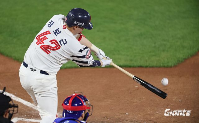 롯데 자이언츠 포수 정보근. 주전포수 유강남이 타격 부진 속에 4월 15일 1군 엔트리에서 말소되면서 당분간 선발 포수로 게임에 나설 가능성이 높아졌다. 사진 롯데 자이언츠