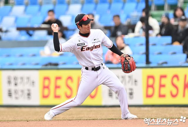 11일 대전 한화생명이글스파크에서 열린 2024 신한 SOL Bank KBO리그KIA 타이거즈와 한화 이글스의 시범경기, 8회초 무사 한화 2루수 황영묵이 KIA 서건창의 내야 땅볼 타구를 수비하고 있다. 엑스포츠뉴스DB