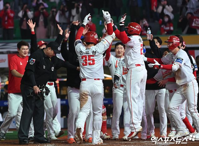16일 오후 인천SSG랜더스필드에서 열린 2024 신한 SOL Bank KBO리그 KIA 타이거즈와 SSG 랜더스의 경기, SSG가 한유섬의 끝내기 홈런에 힘입어 KIA에 6대4로 승리했다. 9회말 2사 1루 SSG 한유섬이 끝내기 홈런을 날린 후 기뻐하고 있다. 인천, 김한준 기자