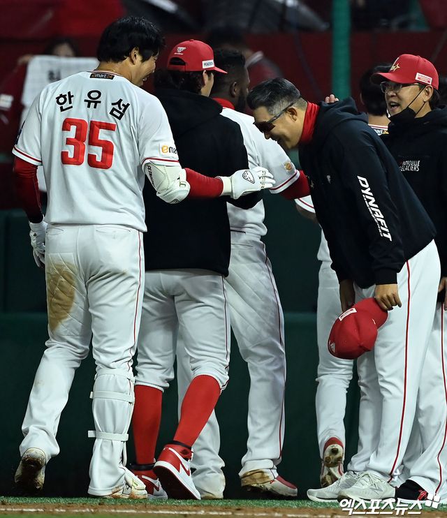 16일 오후 인천SSG랜더스필드에서 열린 2024 신한 SOL Bank KBO리그 KIA 타이거즈와 SSG 랜더스의 경기, SSG가 한유섬의 끝내기 홈런에 힘입어 KIA에 6대4로 승리했다. 이날 경기에서 승리한 SSG 이숭용 감독이 한유섬에게 인사를 하고 있다. 인천, 김한준 기자