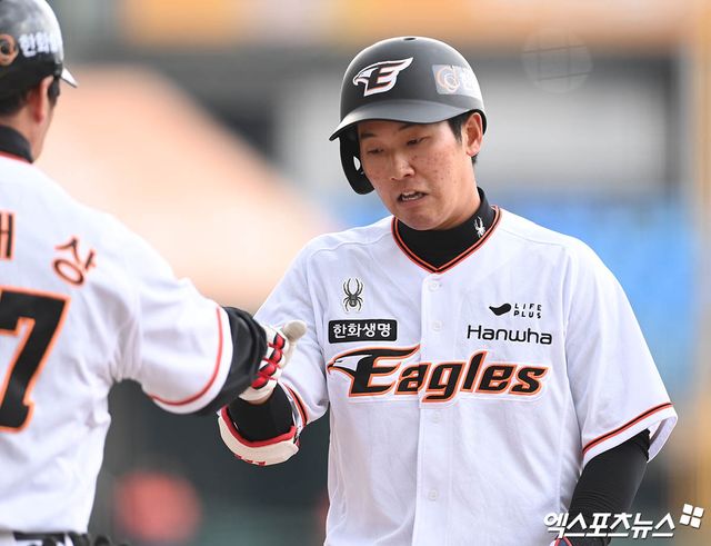 12일 대전 한화생명이글스파크에서 열린 2024 신한 SOL Bank KBO리그 KIA 타이거즈와 한화 이글스의 시범경기, 7회말 무사 한화 선두타자 황영묵이 안타를 때려내고 있다. 엑스포츠뉴스DB