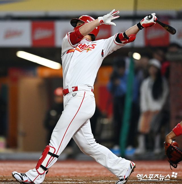 16일 오후 인천SSG랜더스필드에서 열린 2024 신한 SOL Bank KBO리그 KIA 타이거즈와 SSG 랜더스의 경기, SSG가 한유섬의 끝내기 홈런에 힘입어 KIA에 6대4로 승리했다. 9회말 2사 SSG 최정이 솔로 홈런을 날리고 있다. 인천, 김한준 기자