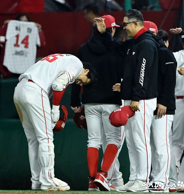 16일 오후 인천SSG랜더스필드에서 열린 2024 신한 SOL Bank KBO리그 KIA 타이거즈와 SSG 랜더스의 경기, SSG가 한유섬의 끝내기 홈런에 힘입어 KIA에 6대4로 승리했다.이날 경기에서 승리한 SSG 한유섬이 이숭용 감독에게 인사를 하고 있다. 인천, 김한준 기자