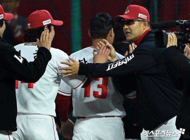 16일 오후 인천SSG랜더스필드에서 열린 2024 신한 SOL Bank KBO리그 KIA 타이거즈와 SSG 랜더스의 경기, SSG가 한유섬의 끝내기 홈런에 힘입어 KIA에 6대4로 승리했다. 이날 경기에서 승리한 SSG 이숭용 감독이 최정과 하이파이브를 하고 있다. 인천, 김한준 기자