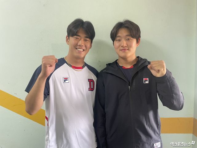 왼쪽부터 두산 베어스 투수 이병헌과 김택연이 서울 잠실야구장에서 인터뷰를 마친 뒤 기념촬영하고 있다. 최원영 기자
