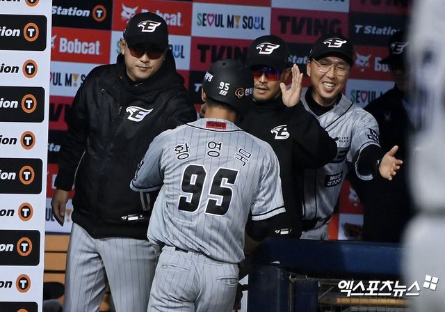 11일 오후 서울 송파구 잠실야구장에서 열린 2024 신한 SOL Bank KBO리그 한화 이글스와 두산 베어스의 경기, 8회초 2사 2루 한화 황영묵이 안치홍의 1타점 적시타때 득점에 성공한 후 더그아웃에서 최원호 감독과 하이파이브를 하고 있다. 엑스포츠뉴스DB