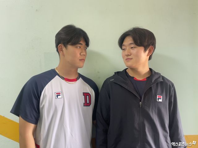 왼쪽부터 두산 베어스 투수 이병헌과 김택연이 서울 잠실야구장에서 인터뷰에 임하고 있다. 최원영 기자