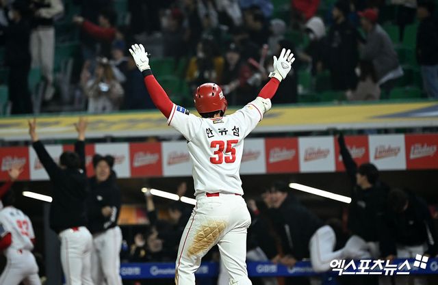 16일 오후 인천SSG랜더스필드에서 열린 2024 신한 SOL Bank KBO리그 KIA 타이거즈와 SSG 랜더스의 경기, SSG가 한유섬의 끝내기 홈런에 힘입어 KIA에 6대4로 승리했다. 9회말 2사 1루 SSG 한유섬이 끝내기 홈런을 날린 후 기뻐하고 있다. 인천, 김한준 기자