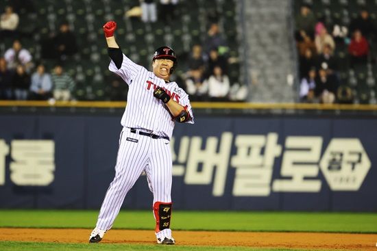 LG 트윈스 우타 거포 유망주 김범석. 4월 16일 서울 잠실야구장에서 열린 2024 신한 SOL Bank KBO리그 롯데 자이언츠와 팀 간 1차전에서 7회말 대타로 출전, 2타점 2루타를 기록했다. LG는 롯데를 7-2로 꺾고 2연패에서 벗어났다. 사진 연합뉴스