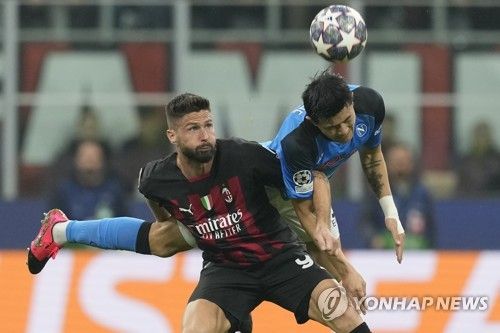 김민재가 친정팀인 이탈리아 세리에A 나폴리에서 러브콜을 받고 있다. 김민재는 2022-2023시즌 나폴리에서 뛰며 팀의 세리에A 우승과 UEFA 챔피언스리그 8강 진출을 이끌었고 자신은 세리에A 최우수수비수를 수상했다. 나폴리는 재정 형편상 김민재를 현 소속팀인 바이에른 뮌헨이 주급 일부 부담하는 임대 영입을 원하는 것으로 알려졌다. 연합뉴스