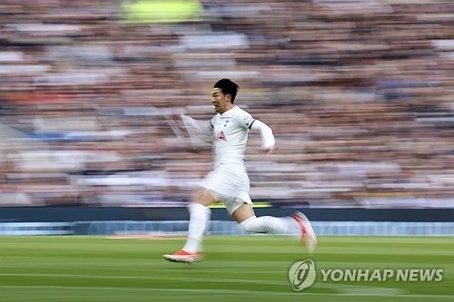 영국 언론 풋볼런던이 17일 토트넘홋스퍼와 아스널의 북런던 더비를 앞두고 안지 포스테코글루 감독이 반드시 바꿔야 할 다섯 가지를 거론하며 손흥민의 위치 변화를 요구했다.&nbsp; 토트넘은 오는 28일 오후 10시 잉글랜드 런던에 있는 토트넘 홋스퍼 스타디움에서 아스널과 2023-2024시즌 프리미어리그 35라운드 맞대결을 갖는다.&nbsp;연합뉴스