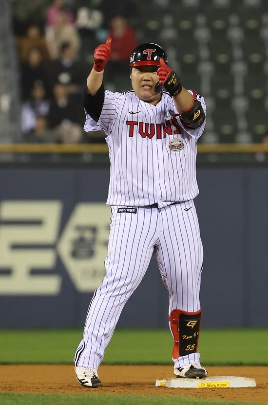 LG 트윈스 우타 거포 유망주 김범석. 4월 16일 서울 잠실야구장에서 열린 2024 신한 SOL Bank KBO리그 롯데 자이언츠와 팀 간 1차전에서 7회말 대타로 출전, 2타점 2루타를 기록했다. LG는 롯데를 7-2로 꺾고 2연패에서 벗어났다. 사진 연합뉴스