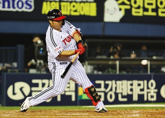 LG 트윈스 우타 거포 유망주 김범석. 4월 16일 서울 잠실야구장에서 열린 2024 신한 SOL Bank KBO리그 롯데 자이언츠와 팀 간 1차전에서 7회말 대타로 출전, 2타점 2루타를 기록했다. LG는 롯데를 7-2로 꺾고 2연패에서 벗어났다. 사진 연합뉴스