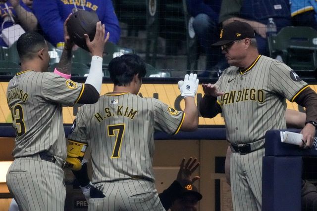 샌디에이고 파드리스 내야수 김하성이 17일 미국 위스콘신주 밀워키에 위치한 아메리칸패밀리필드에서 열린 2024 미국프로야구 메이저리그 밀워키 브루어스와의 원정경기에 5번타자 겸 유격수로 선발 출전해 1회초 첫 타석에서 좌완 웨이드 마일리를 상대로 3점포를 쏘아 올렸다. 홈런을 치고 돌아온 김하성이 팀 동료 매니 마차도, 마이크 쉴트 샌디에이고 감독의 축하를 받고 있다. AFP 연합뉴스