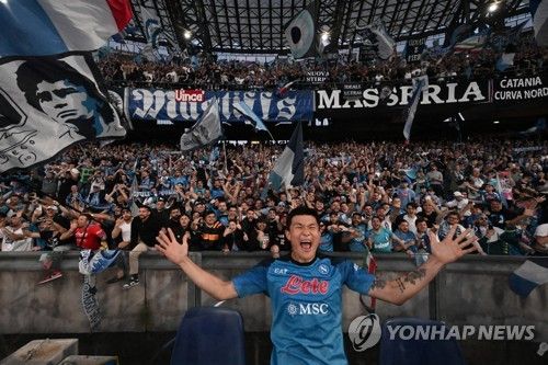 김민재가 친정팀인 이탈리아 세리에A 나폴리에서 러브콜을 받고 있다. 김민재는 2022-2023시즌 나폴리에서 뛰며 팀의 세리에A 우승과 UEFA 챔피언스리그 8강 진출을 이끌었고 자신은 세리에A 최우수수비수를 수상했다. 나폴리는 재정 형편상 김민재를 현 소속팀인 바이에른 뮌헨이 주급 일부 부담하는 임대 영입을 원하는 것으로 알려졌다. 연합뉴스