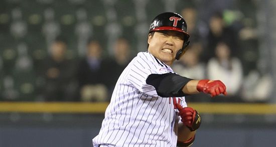 LG 트윈스 우타 거포 유망주 김범석. 4월 16일 서울 잠실야구장에서 열린 2024 신한 SOL Bank KBO리그 롯데 자이언츠와 팀 간 1차전에서 7회말 대타로 출전, 2타점 2루타를 기록했다. LG는 롯데를 7-2로 꺾고 2연패에서 벗어났다. 사진 연합뉴스