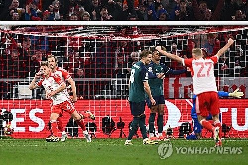 ​​​​​​​바이에른 뮌헨은 18일 독일 뮌헨에 위치한 알리안츠 아레나에서 열린 아스널과의 UEFA 챔피언스리그 8강 2차전에서 후반 18분에 터진 요주아 키미히의 결승골에 힘입어 한 골 차 승리를 거뒀다. 지난 1차전에서 무승부를 거뒀기에 뮌헨은 합산 스코어 3 대 2로 승리해 준결승 진출에 성공했다. 이로써 뮌헨은 4년 만에 챔피언스리그 준결승 진출에 성공했고 김민재도 생애 처음으로 챔피언스리그 4강 무대를 밟게 됐다. 연합뉴스
