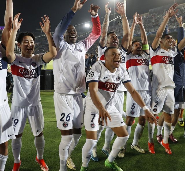 프랑스 최고 명문 파리 생제르맹(PSG)이 17일 스페인 바르셀로나 올림픽 경기장에서 열린 2023-2024 유럽축구연맹(UEFA) 챔피언스리그 8강 2차전 원정 경기에서 FC바르셀로나에 역전승을 거두고 4강 티켓을 거머쥐었다. 이강인(왼쪽에서 첫 번째)는 한국 선수로는 박지성과 이영표, 손흥민에 이어 4번째로 UEFA 챔피언스리그 준결승 무대를 밟게 됐다. 연합뉴스