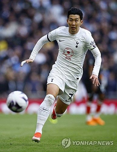 영국 언론 풋볼런던이 17일 토트넘홋스퍼와 아스널의 북런던 더비를 앞두고 안지 포스테코글루 감독이 반드시 바꿔야 할 다섯 가지를 거론하며 손흥민의 위치 변화를 요구했다.&nbsp; 토트넘은 오는 28일 오후 10시 잉글랜드 런던에 있는 토트넘 홋스퍼 스타디움에서 아스널과 2023-2024시즌 프리미어리그 35라운드 맞대결을 갖는다.&nbsp;연합뉴스