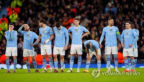 맨체스터 시티는 18일 영국 맨체스터에 위치한 에티하드 스타디움에서 열린 레알 마드리드와의 UEFA 챔피언스리그 8강 2차전에서 승부차기 끝에 패했다. 이날 엘링 홀란은 선발로 나와 90분을 소화했지만 골을 넣지 못하면서 연장전 시작과 동시에 교체됐다. 홀란은 레알과의 2차전에서 턴 오버 7회를 기록하는 등 부진한 활약을 펼쳐 맨시티 탈락의 원흉 중 한 명으로 지목됐다. 연합뉴스 