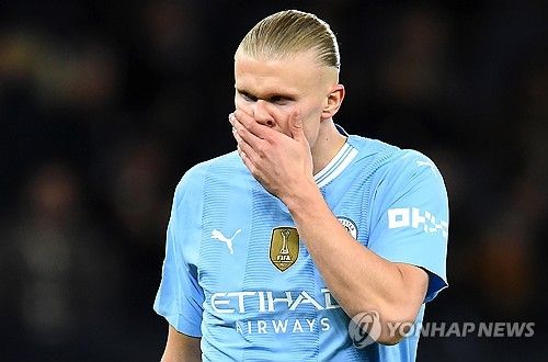 맨체스터 시티는 18일 영국 맨체스터에 위치한 에티하드 스타디움에서 열린 레알 마드리드와의 UEFA 챔피언스리그 8강 2차전에서 승부차기 끝에 패했다. 이날 엘링 홀란은 선발로 나와 90분을 소화했지만 골을 넣지 못하면서 연장전 시작과 동시에 교체됐다. 홀란은 레알과의 2차전에서 턴 오버 7회를 기록하는 등 부진한 활약을 펼쳐 맨시티 탈락의 원흉 중 한 명으로 지목됐다. 연합뉴스 