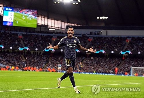 맨체스터 시티는 18일 영국 맨체스터에 위치한 에티하드 스타디움에서 열린 레알 마드리드와의 UEFA 챔피언스리그 8강 2차전에서 승부차기 끝에 패했다. 이날 엘링 홀란은 선발로 나와 90분을 소화했지만 골을 넣지 못하면서 연장전 시작과 동시에 교체됐다. 홀란은 레알과의 2차전에서 턴 오버 7회를 기록하는 등 부진한 활약을 펼쳐 맨시티 탈락의 원흉 중 한 명으로 지목됐다. 연합뉴스 