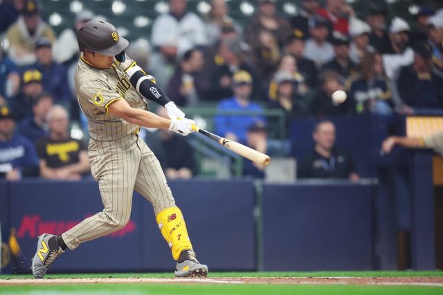 샌디에이고 파드리스 내야수 김하성이 미국 위스콘신주 밀워키에 위치한 아메리칸패밀리필드에서 열린 2024 미국프로야구 메이저리그 밀워키 브루어스와의 원정경기에 5번타자 겸 유격수로 선발 출전해 4타수 1안타를 기록했다. 밀워키와의 3연전에서 매일 안타를 때린 김하성은 시즌 타율을 전날 0.225에서 0.227로 끌어올렸다. 다만 출루율과 장타율은 각각 0.341에서 0.337로, 0.451에서 0.440으로 소폭 하락했다. AFP 연합뉴스