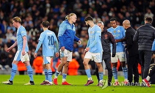 맨체스터 시티는 18일 영국 맨체스터에 위치한 에티하드 스타디움에서 열린 레알 마드리드와의 UEFA 챔피언스리그 8강 2차전에서 승부차기 끝에 패했다. 이날 엘링 홀란은 선발로 나와 90분을 소화했지만 골을 넣지 못하면서 연장전 시작과 동시에 교체됐다. 홀란은 레알과의 2차전에서 턴 오버 7회를 기록하는 등 부진한 활약을 펼쳐 맨시티 탈락의 원흉 중 한 명으로 지목됐다. 연합뉴스 