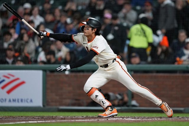 샌프란시스코 자이언츠 외야수 이정후가 9일 미국 캘리포니아주 샌프란시스코의 오라클파크에서 열린 2024 미국프로야구 메이저리그 애리조나 다이아몬드백스와의 홈경기에 1번타자 겸 중견수로 선발 출전했다. 직전 두 경기에서 3번에 배치된 이정후는 리드오프로 돌아왔고, 첫 타석에서 내야안타를 기록하며 10경기 연속 안타 행진을 이어갔다. 이는 역대 3번째 한국인 빅리거 데뷔 시즌 10경기 연속 안타로, 이정후 이전에 빅리그 첫해 10경기 연속 안타를 친 선수는 2015년 강정호와 2016년 김현수였다. USA투데이스포츠 연합뉴스