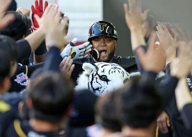 19일 광주-KIA챔피언스필드에서 열린 2024 신한 SOL Bank KBO리그 NC 다이노스와 KIA 타이거즈의 경기, KIA 소크라테스가 홈런을 치고 더그아웃에서 하이파이브를 하고 있다. KIA 타이거즈