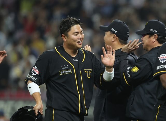 19일 광주-KIA챔피언스필드에서 열린 2024 신한 SOL Bank KBO리그 NC 다이노스와 KIA 타이거즈의 경기, KIA 한준수가 끝내기 득점 후 하이파이브를 하고 있다. KIA 타이거즈