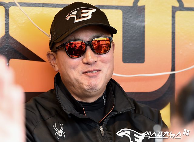 한화 이글스 최원호 감독이 경기 전 취재진과 인터뷰하며 미소 짓고 있다. 엑스포츠뉴스 DB