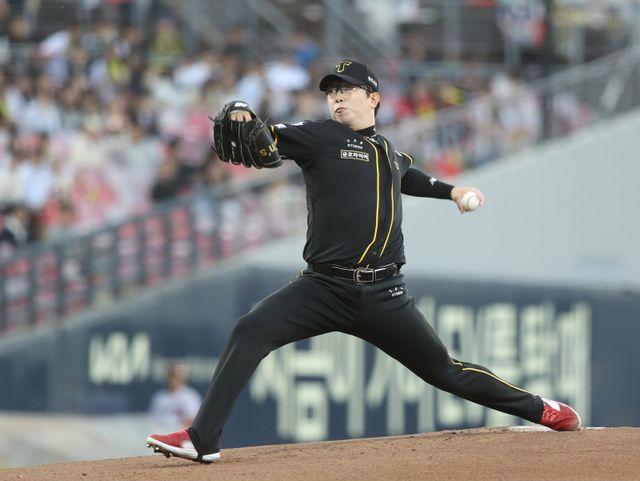 19일 광주-KIA챔피언스필드에서 열린 2024 신한 SOL Bank KBO리그 NC 다이노스와 KIA 타이거즈의 경기, KIA 선발투수 양현종이 힘차게 공을 던지고 있다. KIA 타이거즈