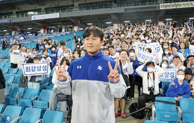 삼성 라이온즈 좌완투수 이승현이 18일 대구 삼성라이온즈파크에서 열린 두산 베어스와의 홈경기에 선발 등판해 5이닝 무실점으로 호투한 뒤 관중석에서 팬들과 기념촬영하고 있다. 삼성 라이온즈 제공