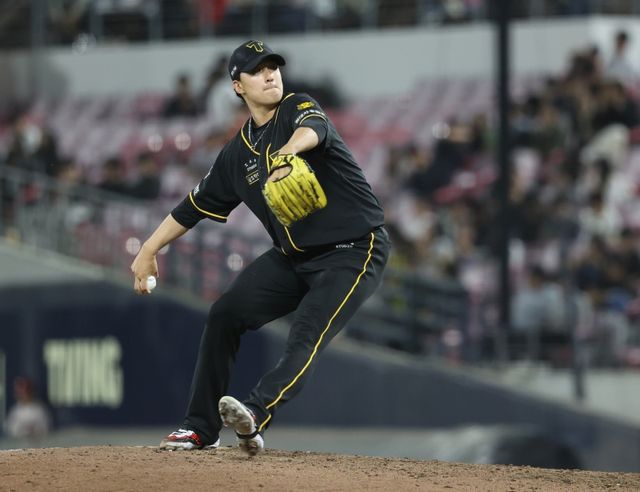 19일 광주-KIA챔피언스필드에서 열린 2024 신한 SOL Bank KBO리그 NC 다이노스와 KIA 타이거즈의 경기, KIA 정해영이 힘차게 공을 던지고 있다. KIA 타이거즈