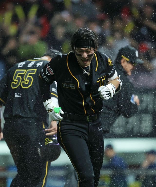 19일 광주-KIA챔피언스필드에서 열린 2024 신한 SOL Bank KBO리그 NC 다이노스와 KIA 타이거즈의 경기, KIA 박찬호가 끝내기 승리에 환호하고 있다. KIA 타이거즈