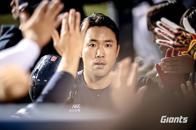 롯데 자이언츠 캡틴 전준우. 18일 서울 잠실야구장에서 열린 2024 신한 SOL Bank KBO리그 LG 트윈스와 시즌 3차전에서 안타와 타점을 기록했다. 3회초 종료 후 발생한 벤치 클리어링에서는 선수들을 안정시키는 등 캡틴의 역할까지 다했다. 사진 롯데 자이언츠