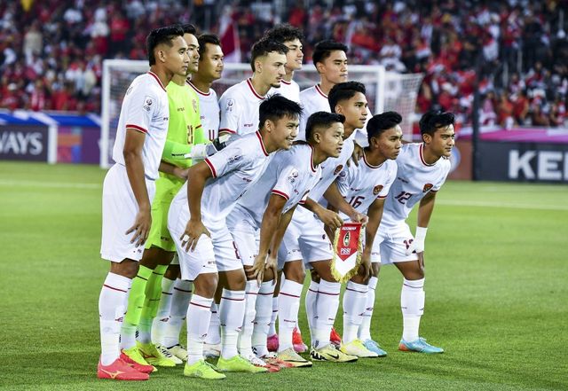 신태용 감독이 이끄는 인도네시아 U-23 대표팀은 18일 카타르 도하 압둘라 빈 칼리파 스타디움에서 열린 2024 U-23 아시안컵 겸 2024 파리 올림픽 아시아 최종예선 조별리그 A조 2차전에서 전반전 막바지 터진 코망 테구의 선제 결승포에 힘입어 호주를 1-0으로 제압했다. 이날 승리로 1승1패를 기록한 인도네시아는 22일 요르단과의 3차전에서 비기기만 해도 각 조 1~2위에 주어지는 8강 티켓을 거머쥐게 된다. AFC의 승자승 우선 원칙 수혜를 받을 수 있다. 연합뉴스