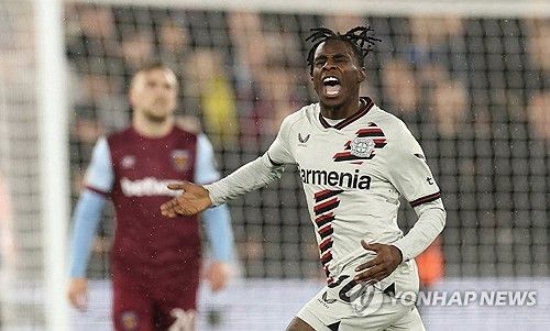 바이엘 레버쿠젠은 19일 영국 런던에 위치한 런던 스타디움에서 열린 웨스트햄 유나이티드와의 UEFA 유로파리그 8강 2차전에서 무승부를 거뒀다. 8강 1차전에서 승리를 거둔 레버쿠젠은 2차전에서 패배를 면하며 유로파리그 4강 진출에 성공했다. 또 이날 무승부로 레버쿠젠은 올시즌 무패 기록을 44경기로 늘리며 종전의 유벤투스의 43경기 무패 기록을 넘으며 신기록을 세웠다. 연합뉴스