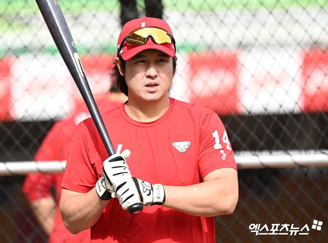 SSG 랜더스 최정. 지난 4월 16일 문학 KIA 타이거즈전에서 시즌 9호 홈런이자 KBO 통산 467호 홈런을 기록, 이승엽 두산 감독과 함께 이 부문 공동 선두로 올라섰다. 홈런 1개만 더 추가하면 한국 야구의 역사를 새로 쓴다. 사진 엑스포츠뉴스 DB