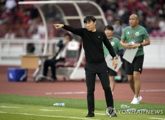 신태용 감독이 이끄는 인도네시아 23세 이하 축구대표팀이 18일 카타르 도하 압둘라 빈 칼리파 스타디움에서 열린 2024 아시아축구연맹 U-23 아시안컵 겸 2024 파리 올림픽 아시아 최종예선 조별리그 A조 2차전에서 우승후보 호주를 1-0으로 이기는 대이변을 일으켰다. 인도네시아는 요르단과의 3차전에서 비기기만 해도 8강에 오른다. 신 감독은 호주전 승리로 자신의 역량을 아시아 전역에 떨쳤다. 연합뉴스